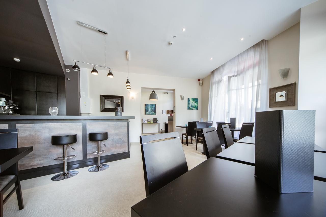 Logis Hotel - Le Petit Bellon Senlis  Bagian luar foto